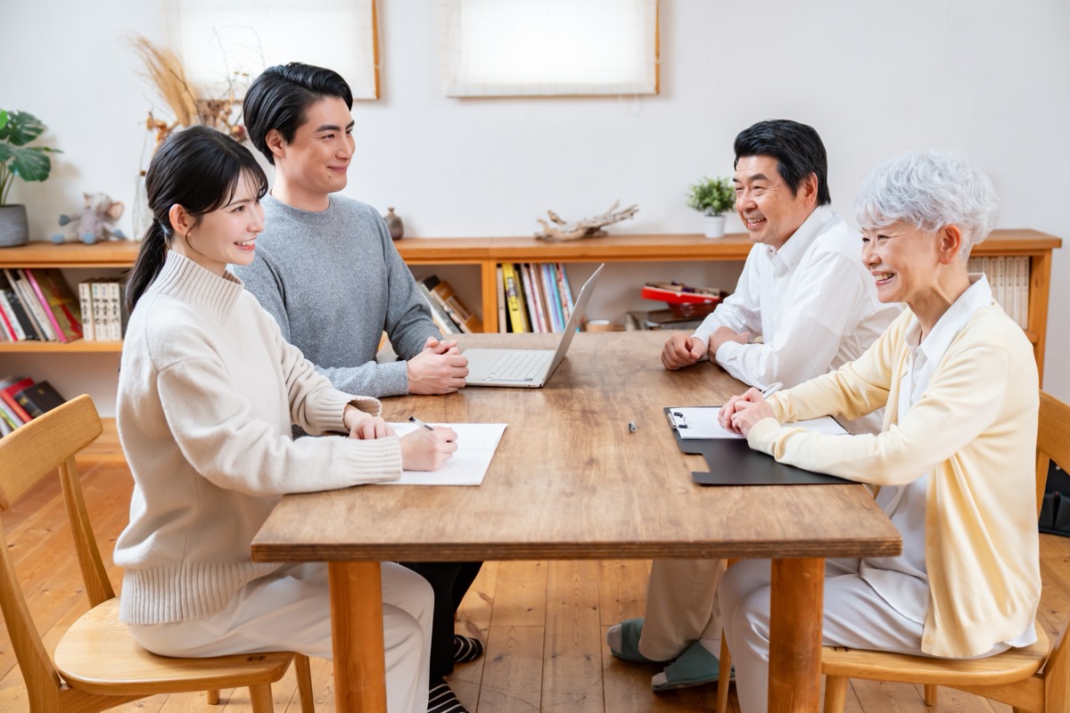 建築と不動産の両面から住まいづくりを相談する様子